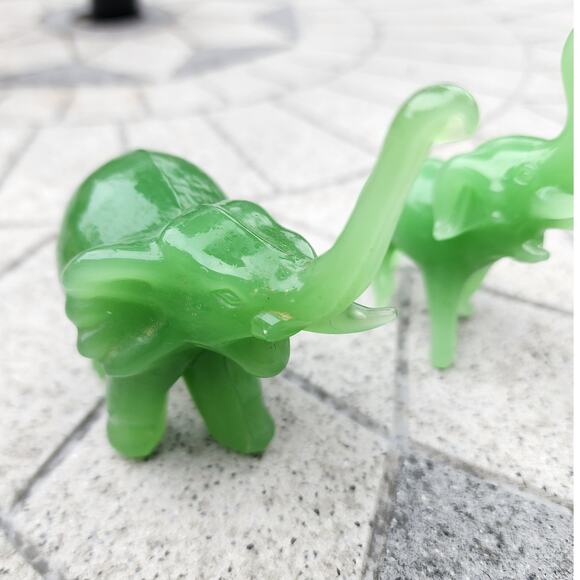 Vintage Green Polished Glass Elephant & Bear Figurine Bundle Lot - Picture 6 of 11